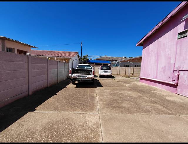 240M² BUILDING FOR SALE IN JEFFREYS BAY CENTRAL